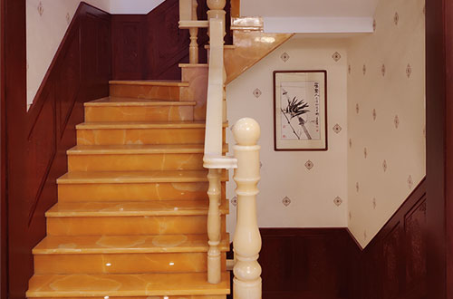 松江中式别墅室内汉白玉石楼梯的定制安装装饰效果